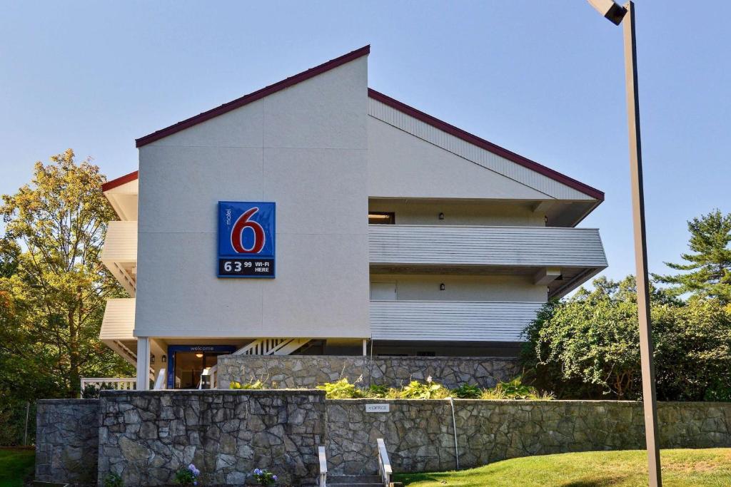 Motel 6 Nashua, NH - South image