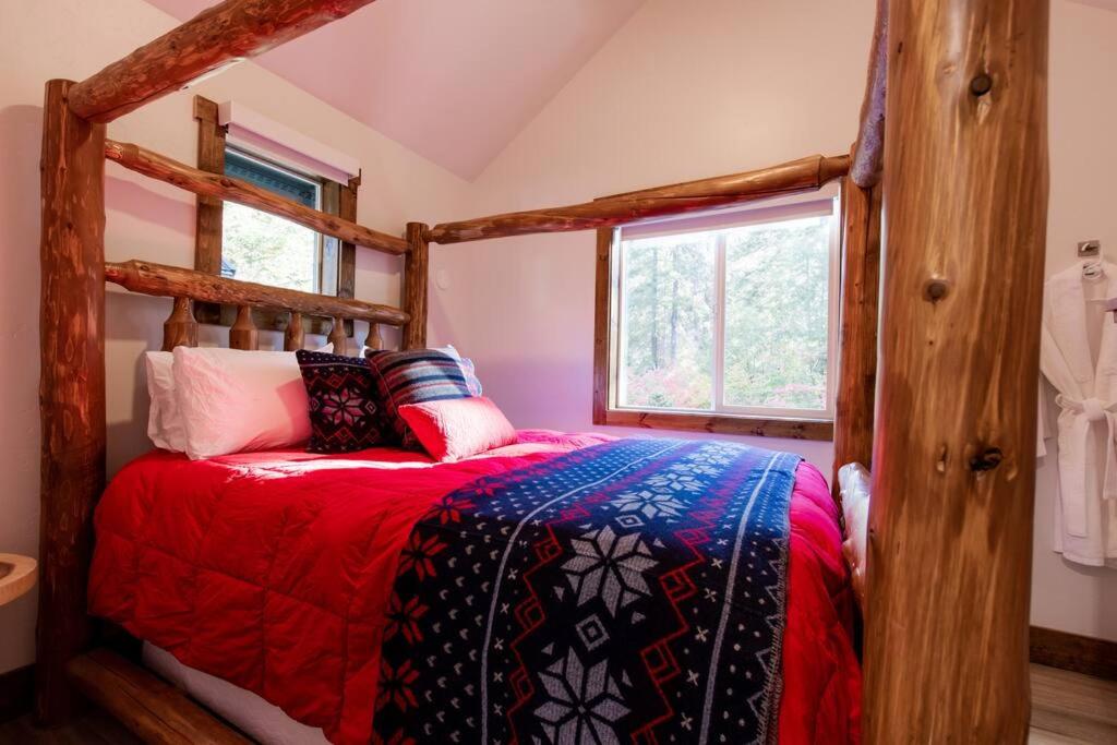 Ski Chalet A cozy little cabin in the woods near Lake Wenatchee photo 1