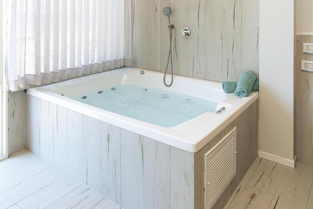 בית חוף מושלם עם גקוזי ומרפסת - Beachside Bliss W jacuzzi photo 2