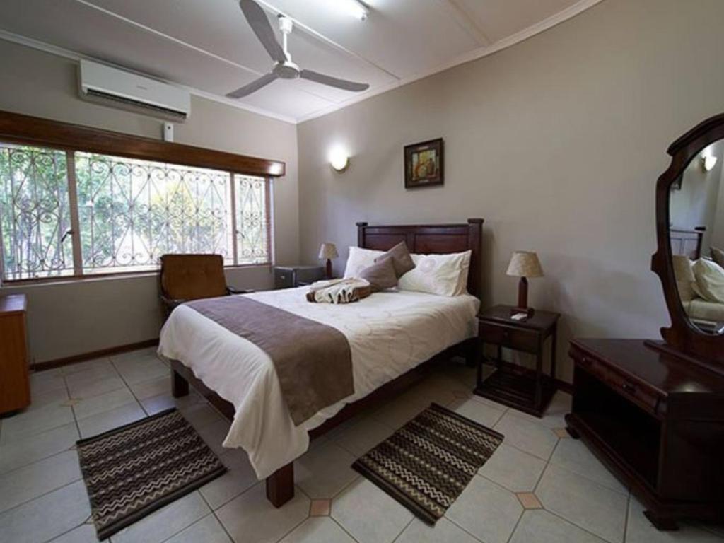 Room in Villa - Zambezi Family Lodge - Lion Room photo 1