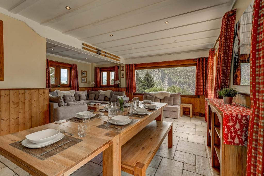 Maison Jaune, Alpes Travel, Ski in Ski Out, Sleeps 10 photo 3