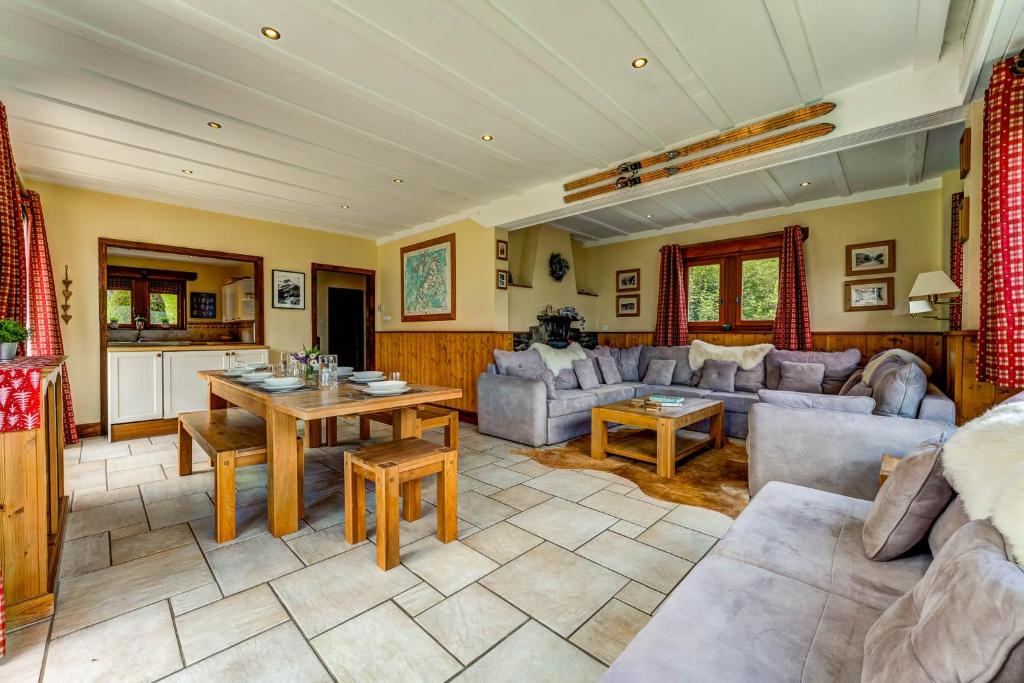 Maison Jaune, Alpes Travel, Ski in Ski Out, Sleeps 10 photo 4
