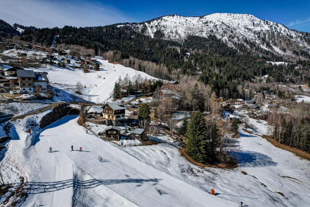 Maison Jaune, Alpes Travel, Ski in Ski Out, Sleeps 10 photo 2