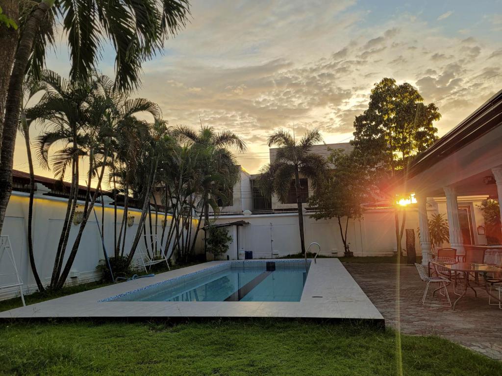 Book 1 take 2 villas - Jay's villa 1 Timog photo 2