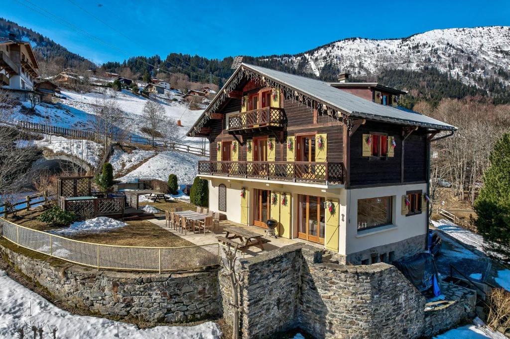 Maison Jaune, Alpes Travel, Ski in Ski Out, Sleeps 10 photo 1