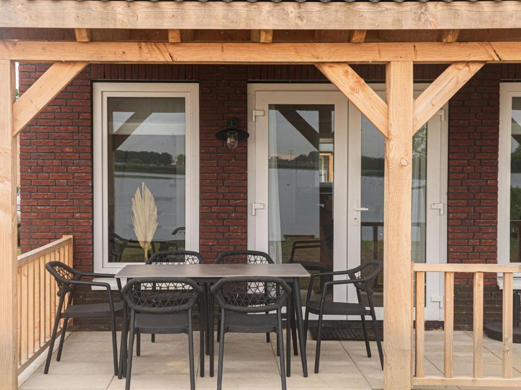 Lakeview villa with swimming and fishing pier photo 3