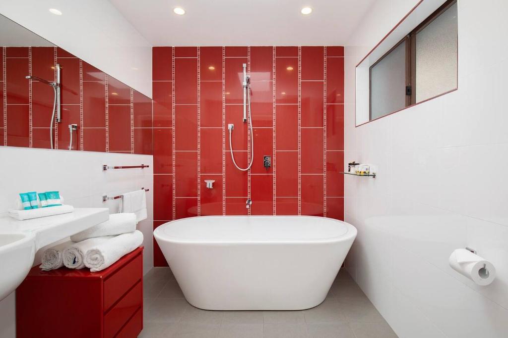Times Square Terrace - Vibrant Charm in Newy's Heart photo 4