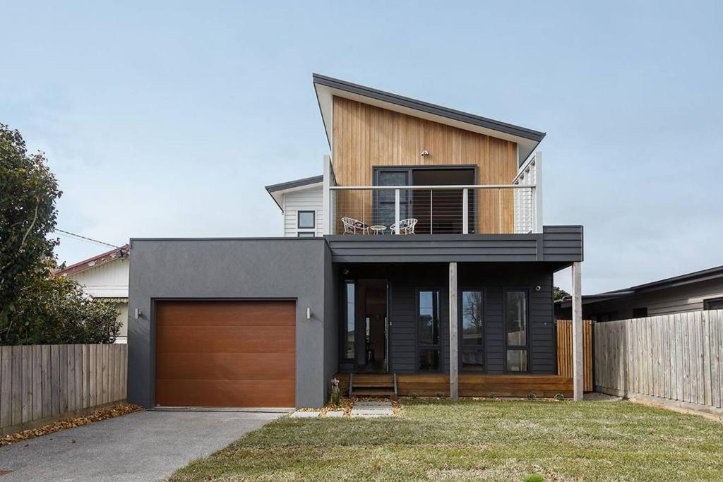 Contemporary Coastal Escape with Sparkling Pool photo 4