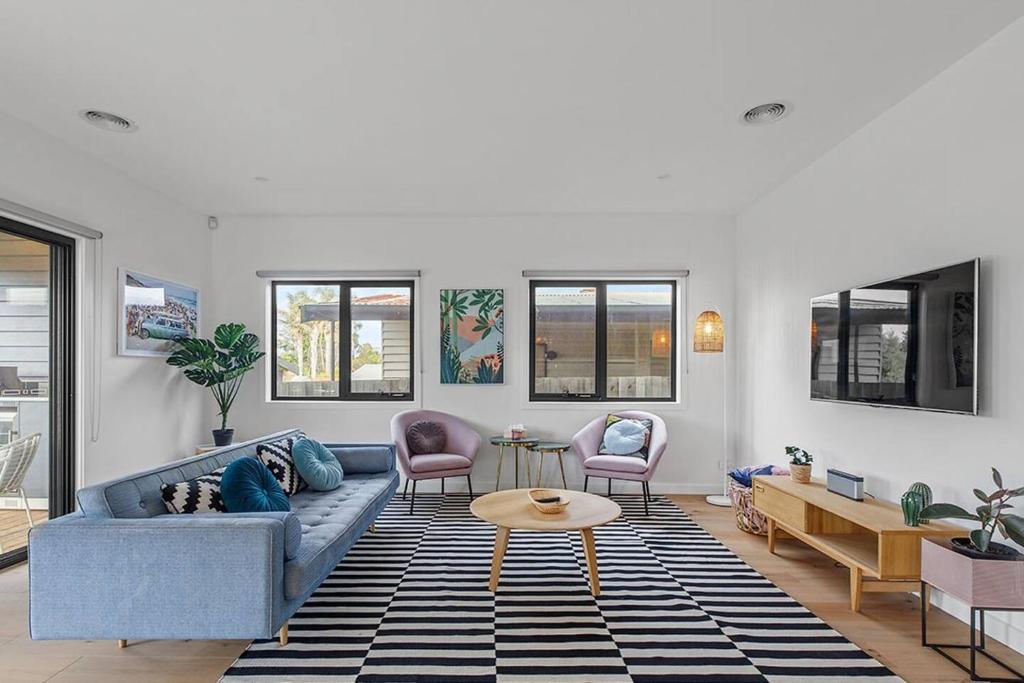 Contemporary Coastal Escape with Sparkling Pool photo 1