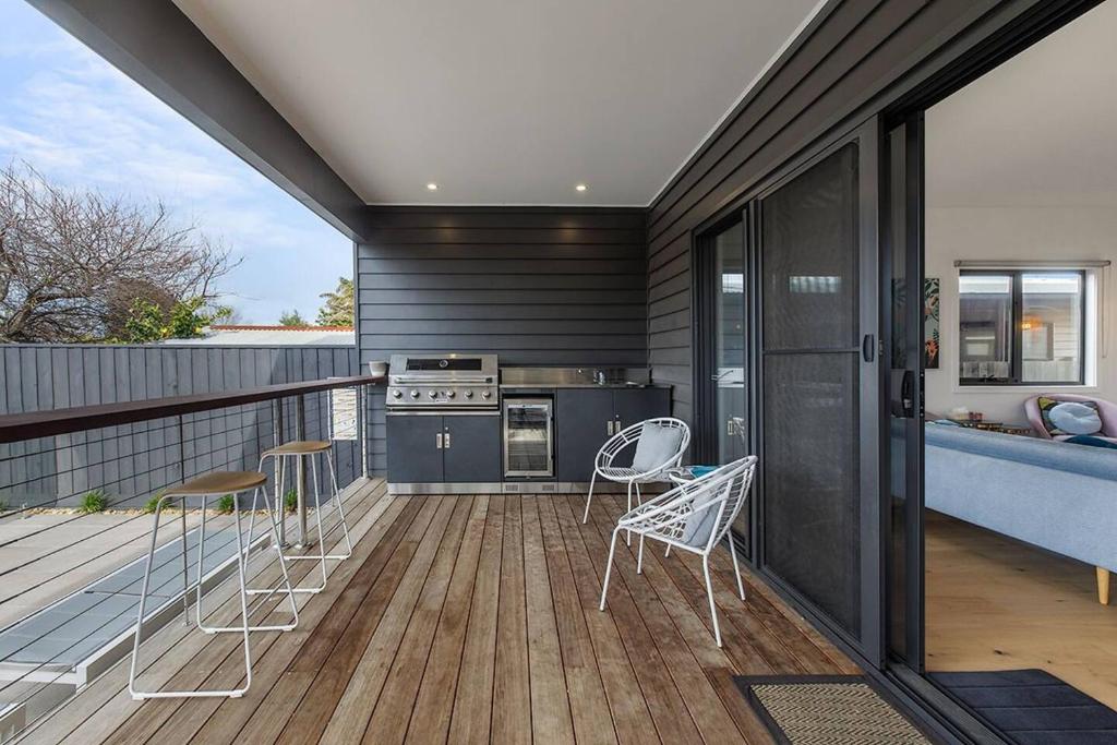 Contemporary Coastal Escape with Sparkling Pool photo 2