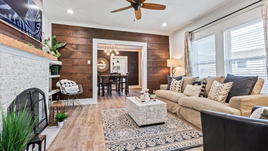 Curated Cottage. minutes from Silos, zoo, Baylor photo 1