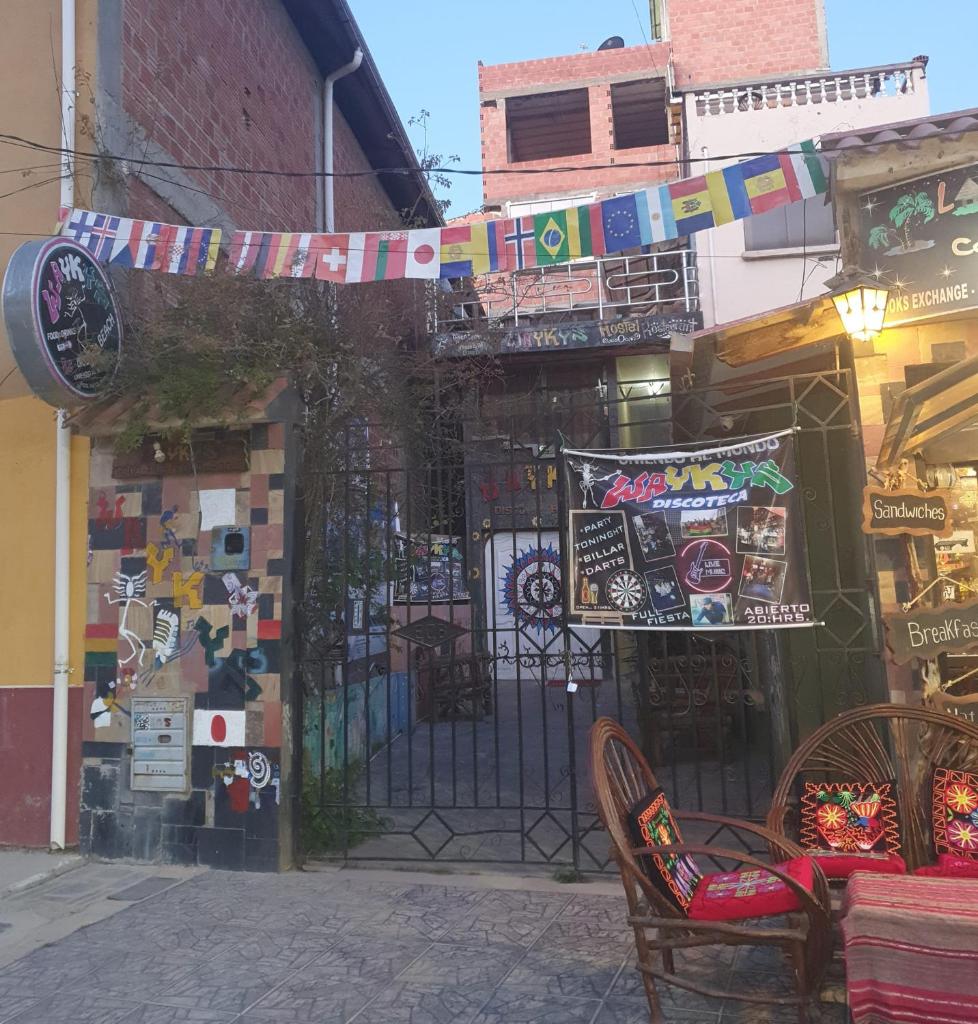 Wayky's Club and Hostal photo 2