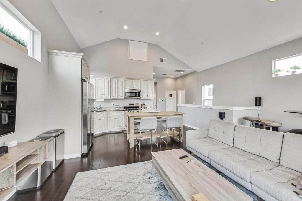 West Oakland 3br2ba top floor flat ideal for bus - Tap to explore photos