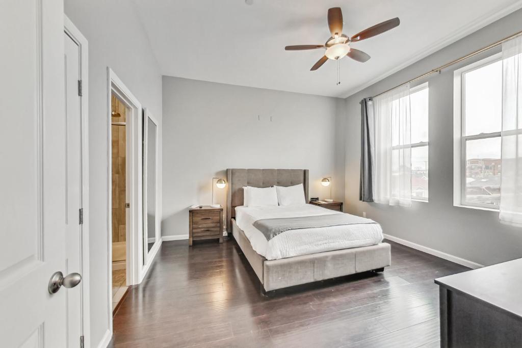 West Oakland 3br2ba top floor flat ideal for bus - Tap to explore photos