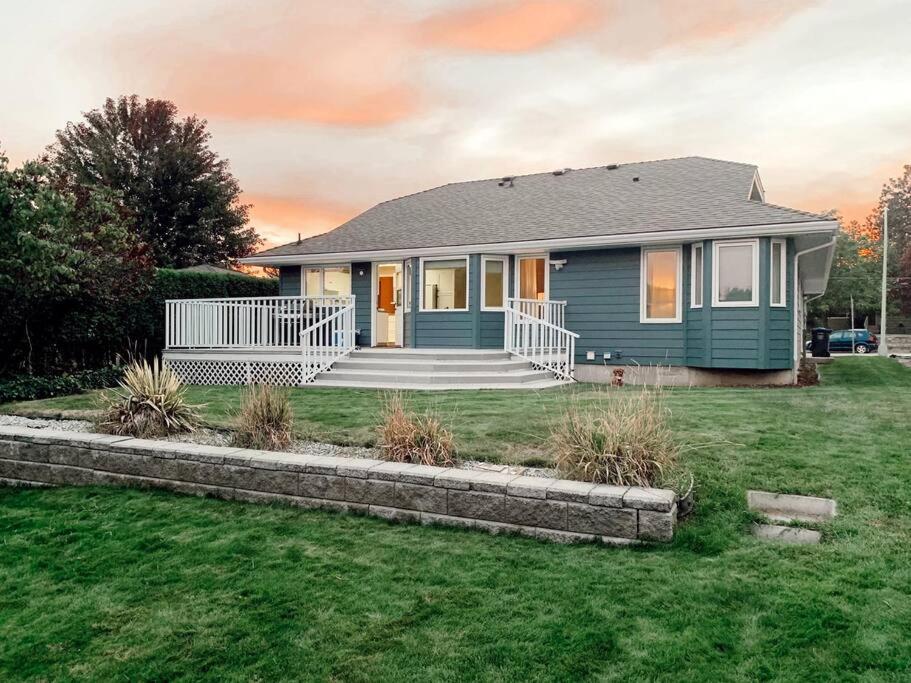 Cheerful Family Home, Amazing Location and Yard! photo 3