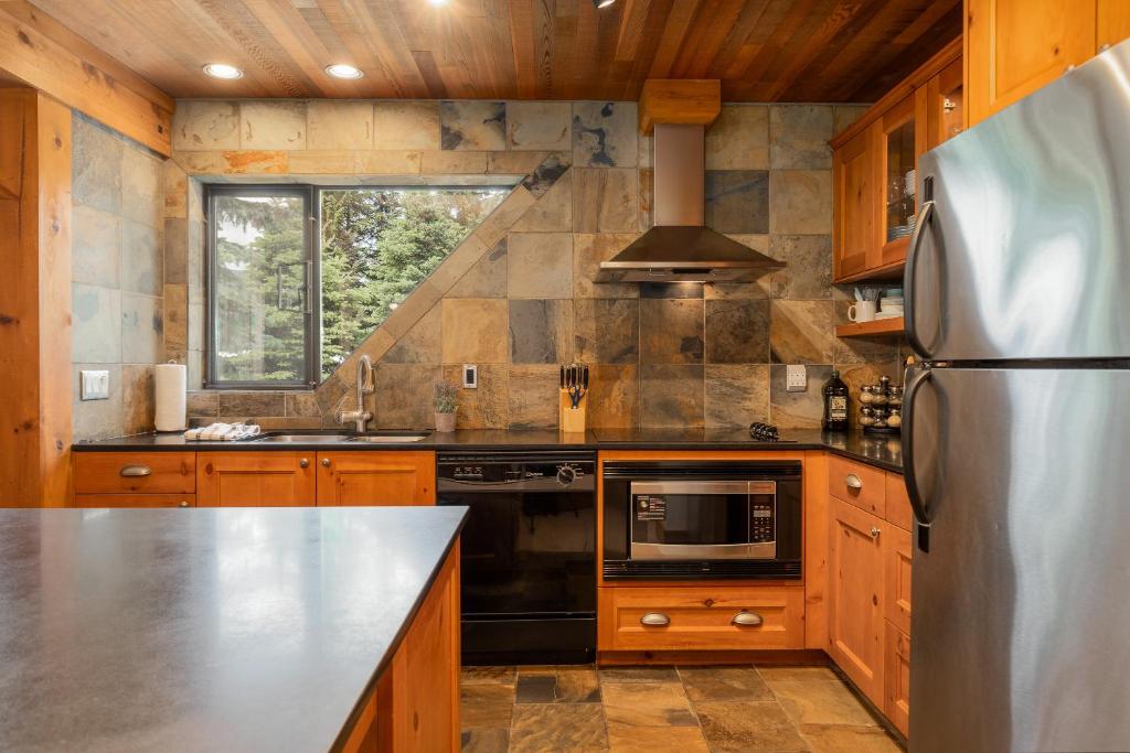 3BR Spacious Benchlands Family Townhome by Harmony Whistler photo 2