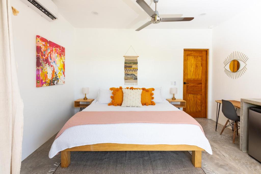 King bed, Kitchenette, Air Conditioning, Pool, Fast WiFi - Aire at Casa Calavera photo 1