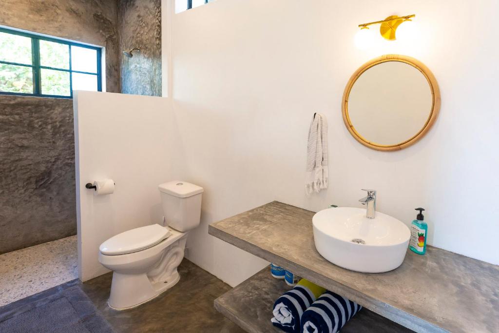 King bed, Kitchenette, Air Conditioning, Pool, Fast WiFi - Aire at Casa Calavera photo 4