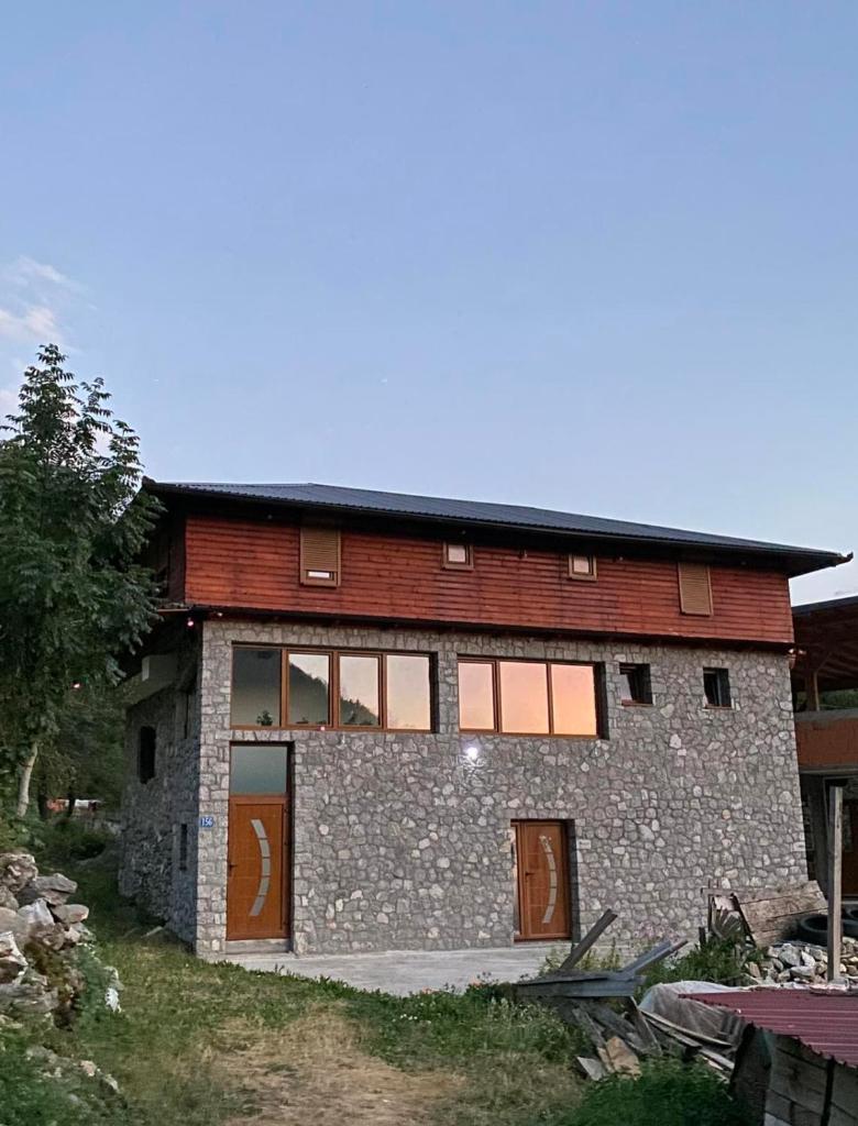 Shpija e Gjyshit Vuthaj