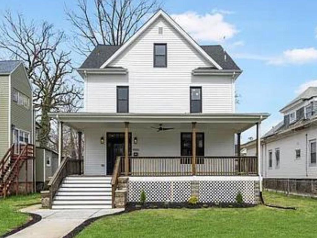 1 Bed 1 Bath Basement Apartment with Private Entrance image