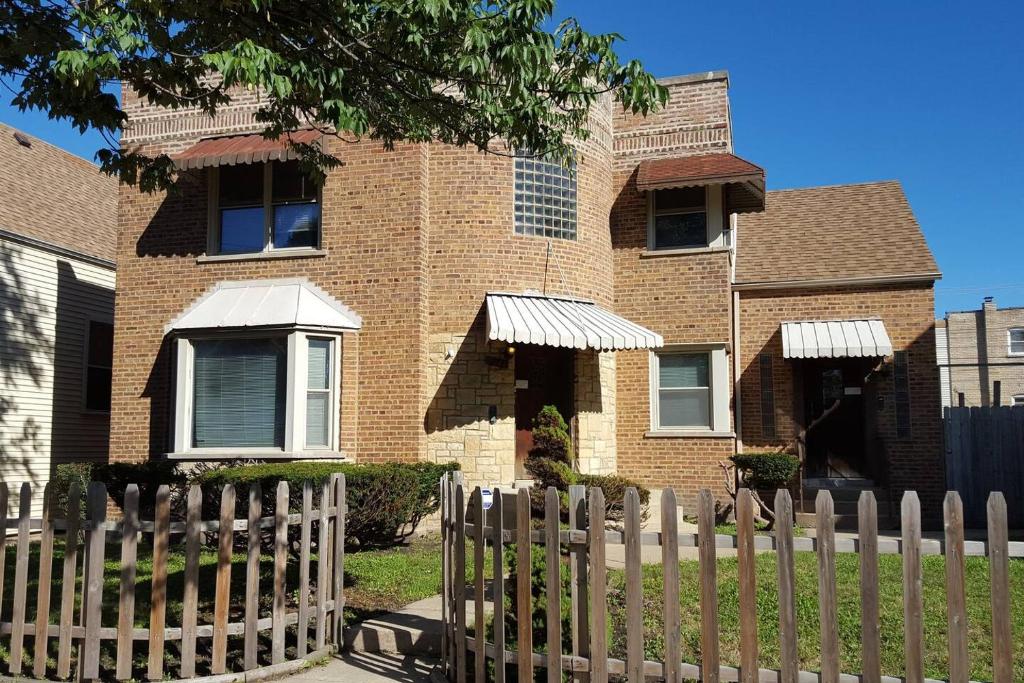 Great Chicago getaway 2 bedrooms Sleeps 1 to 4 image