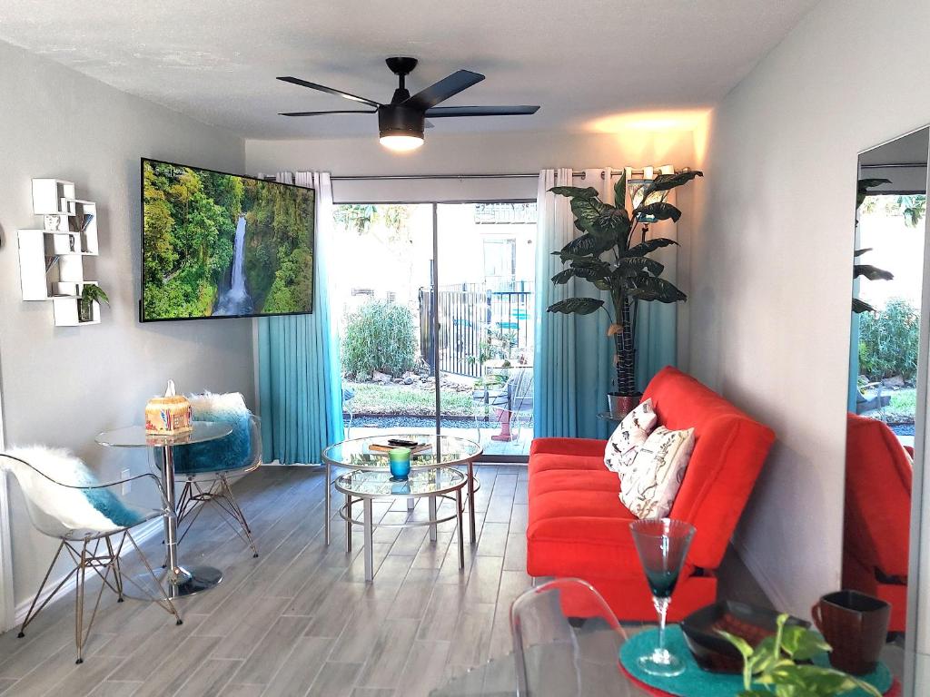 Paradise* King Bed, Cozy Quiet Condo, Golf Pool Lake, Ideal for Longer Stays! photo 1