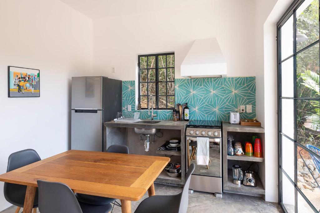 Queen Bed, Full Kitchen, Air Conditioning, Pool, Fast Wifi - Mar at Casa Calavera photo 3