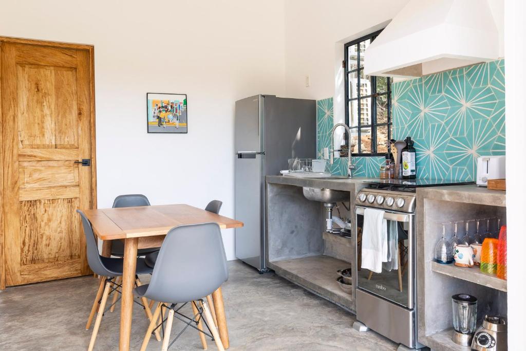 Queen Bed, Full Kitchen, Air Conditioning, Pool, Fast Wifi - Mar at Casa Calavera photo 4