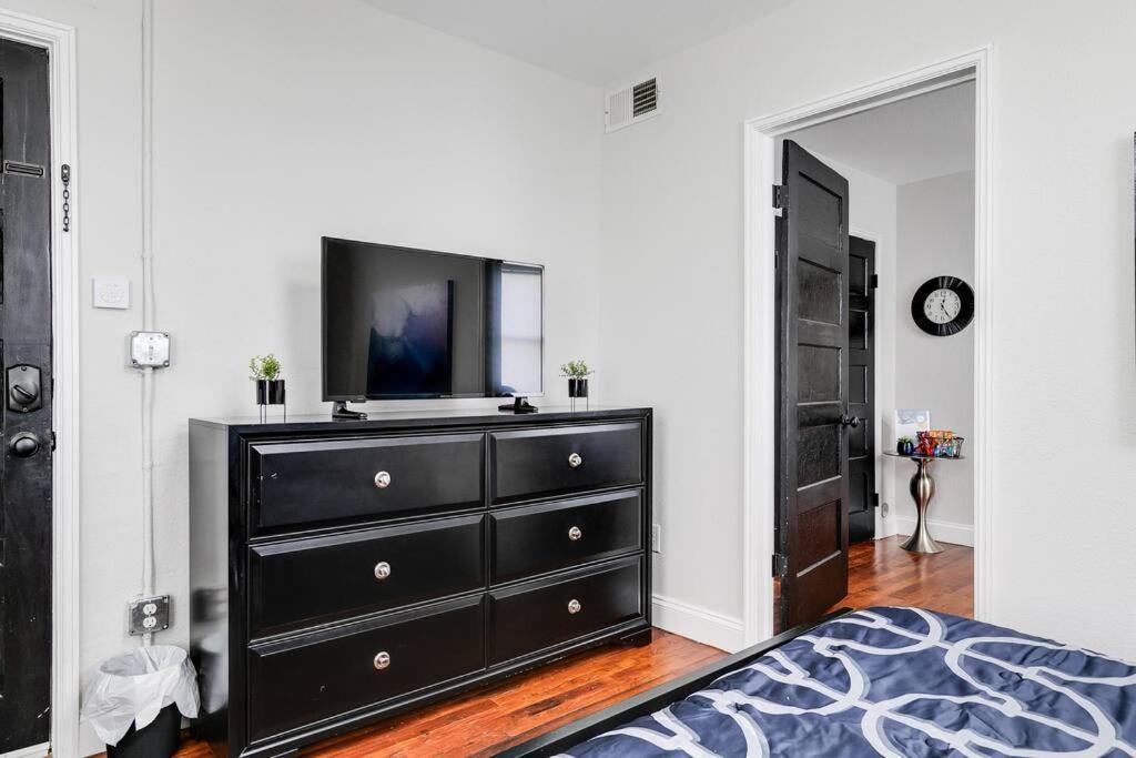 Charming, Happy 1-Bed Oasis: RVA Retreat Awaits! photo 2