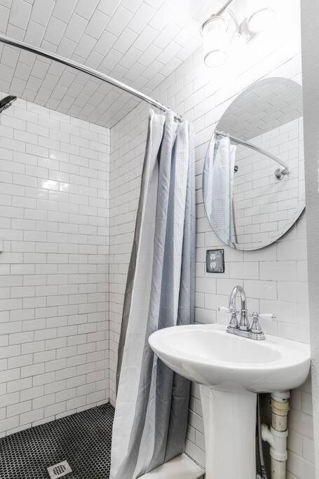 Charming, Happy 1-Bed Oasis: RVA Retreat Awaits! photo 3