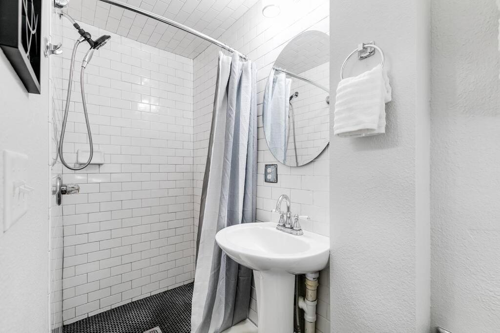 Charming, Happy 1-Bed Oasis: RVA Retreat Awaits! photo 4