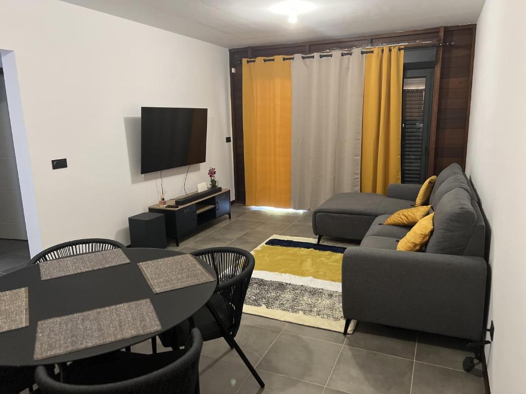 APPARTEMENT T3 COSY et PAISIBLE avec JARDIN à REMIRE-MONTJOLY photo 1