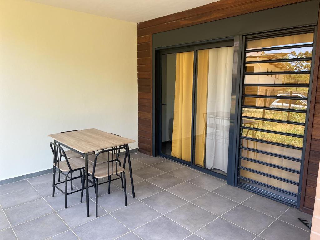 APPARTEMENT T3 COSY et PAISIBLE avec JARDIN à REMIRE-MONTJOLY photo 3