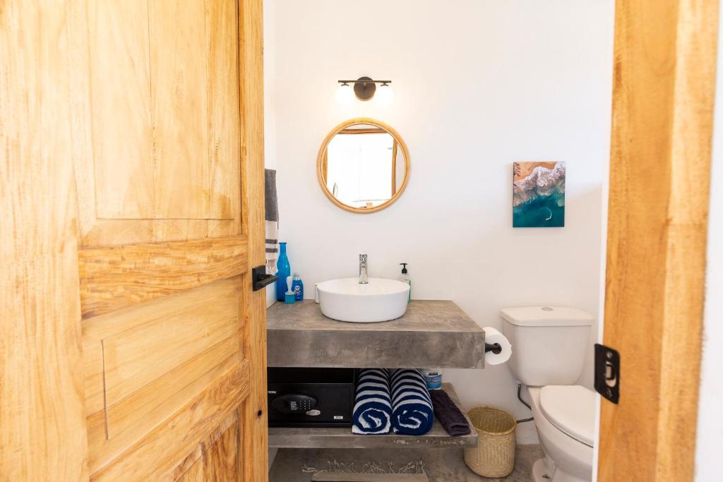 King Bed, Air Conditioning, Pool, Fast Wifi - Luna at Casa Calavera photo 3