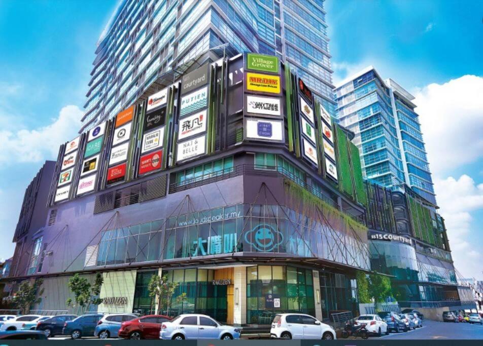Studio 2-4pax/2mins LRT/Netflix/YSW Homes