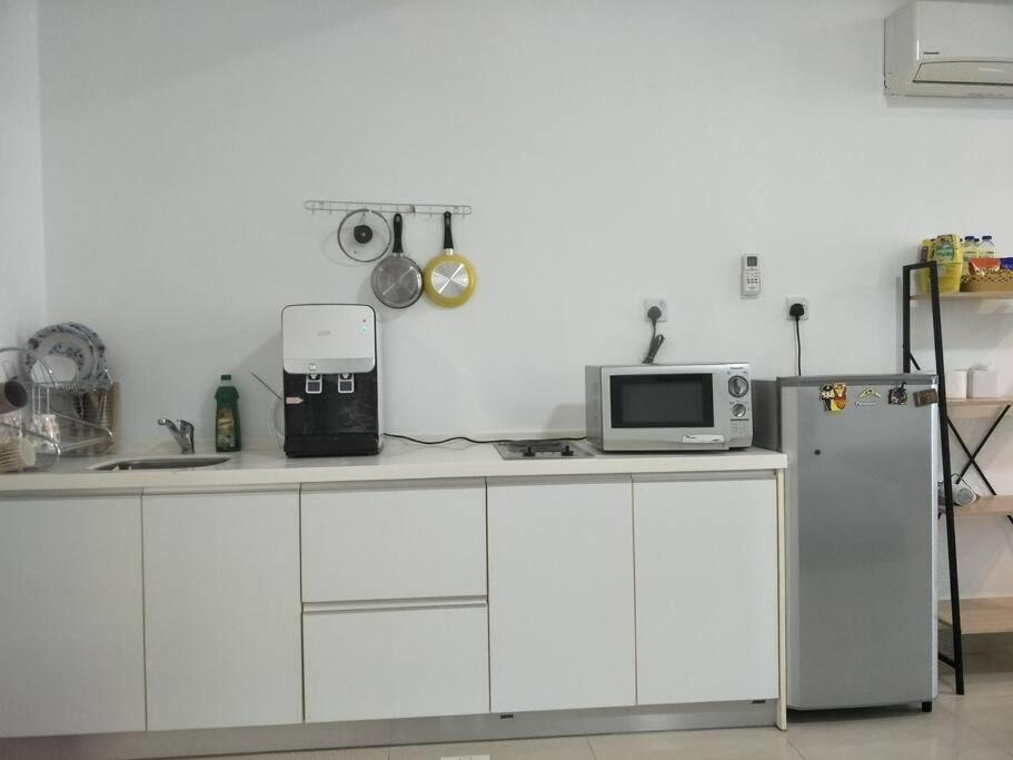 Studio 2-4pax/2mins LRT/Netflix/YSW Homes photo 2