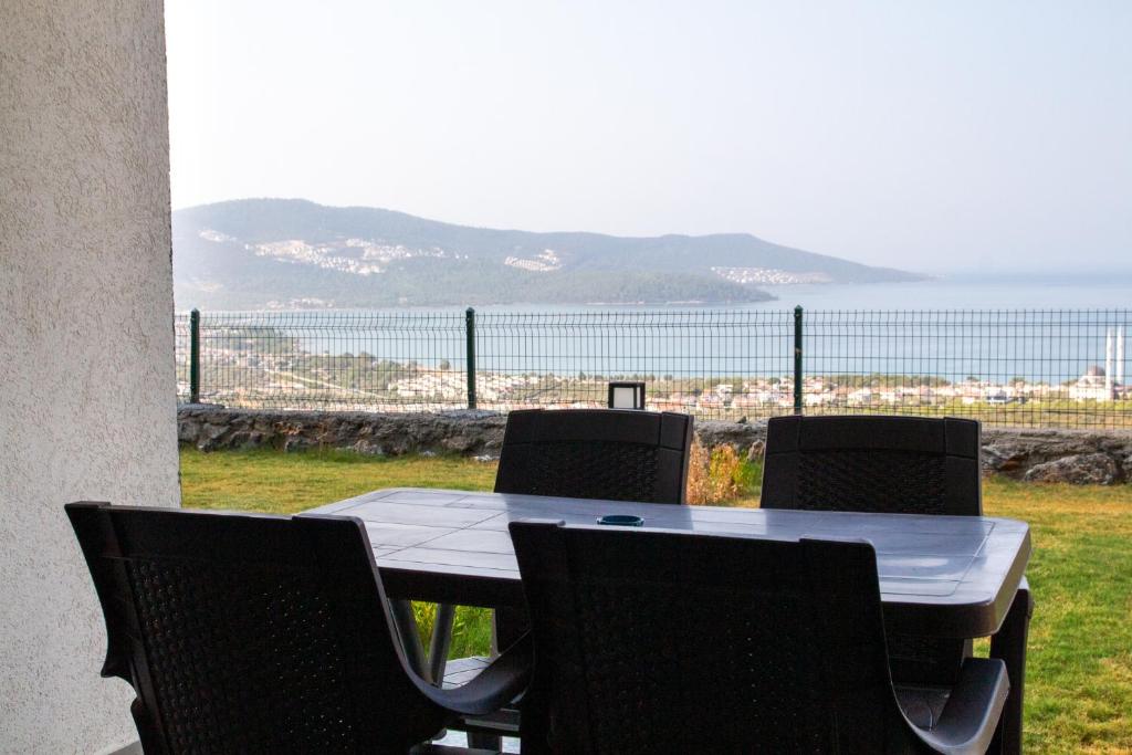 Sea View Flat with Shared Pool 5 min to Beach photo 1