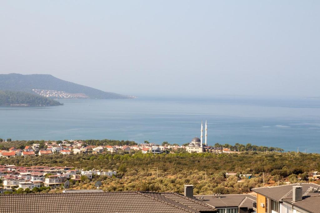 Sea View Flat with Shared Pool 5 min to Beach