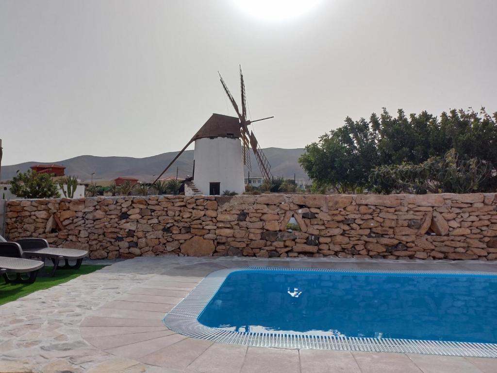 Histórica Villa con molino de viento photo 1