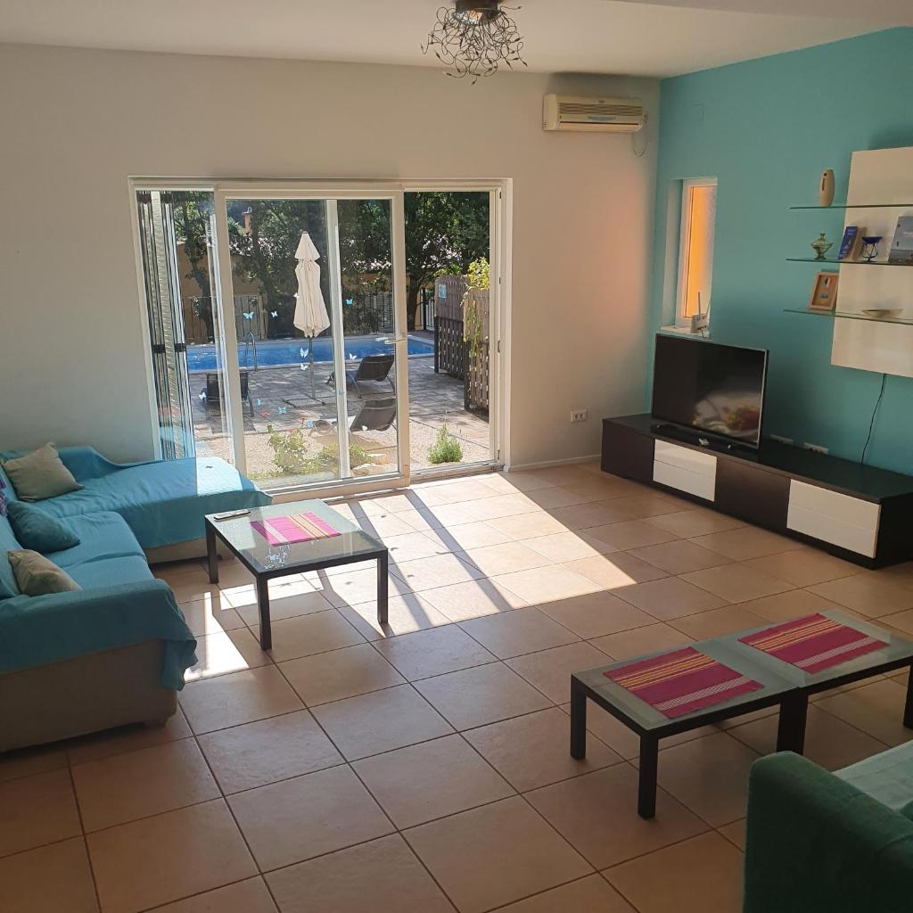 Dee's House and Pool photo 3