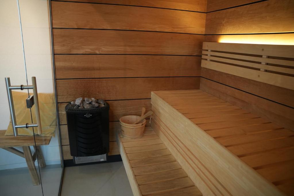 De Brittenburg met privé hottub & sauna 4-persoons photo 4