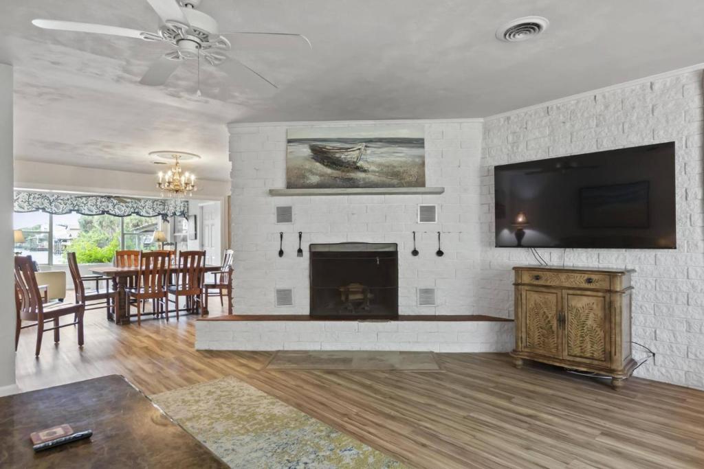 Palm Paradise Waterfront Home - Flagler Beach - Dock - Pet Friendly - Close To The Beach photo 4
