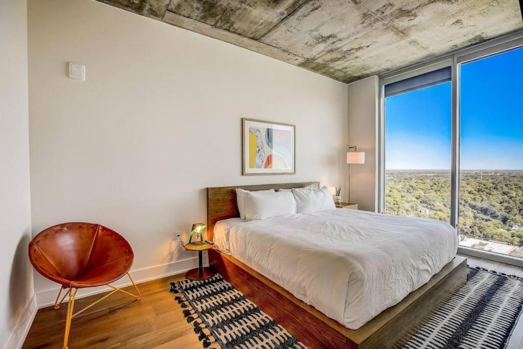 Highrise 1BR Luxe Suite near DT and Vibrant Rainey St photo 1