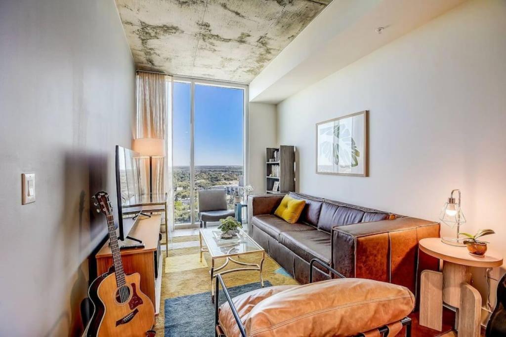 Highrise 1BR Luxe Suite near DT and Vibrant Rainey St photo 4