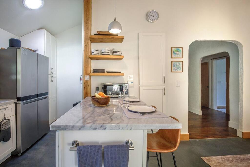 The Haven -In Town, NEWLY remodeled, Private, Stocked photo 3