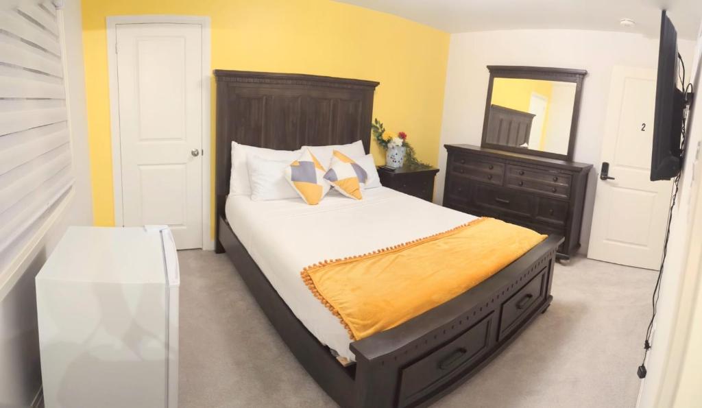 PARADISE VILLa Bowmanville - Tap to explore photos