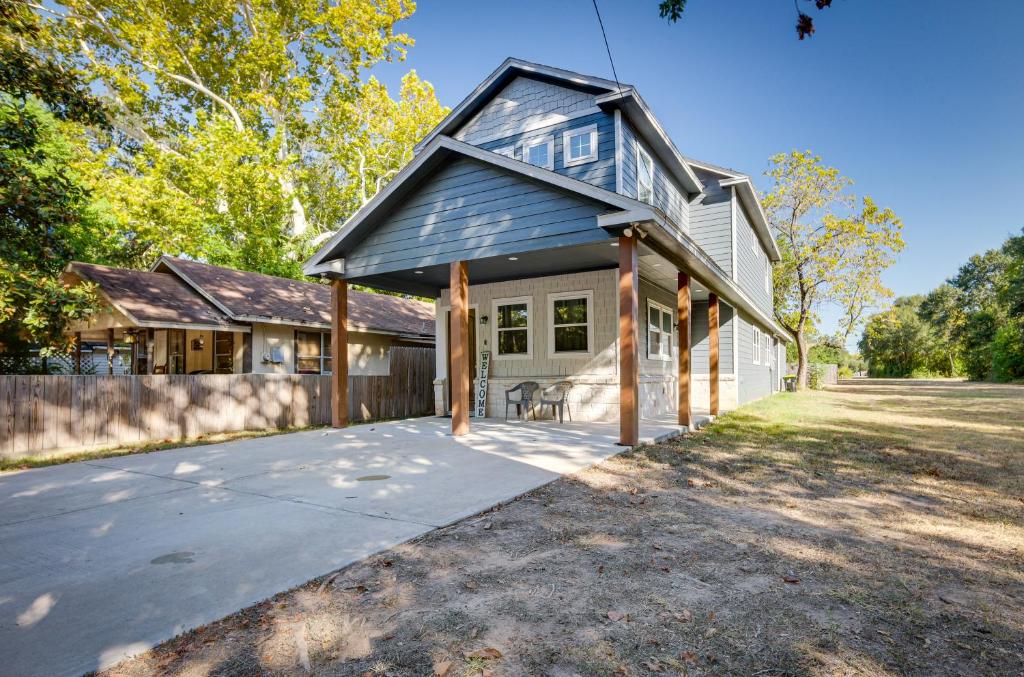 Pet-Friendly Tomball Home Walk to Main Street! photo 2