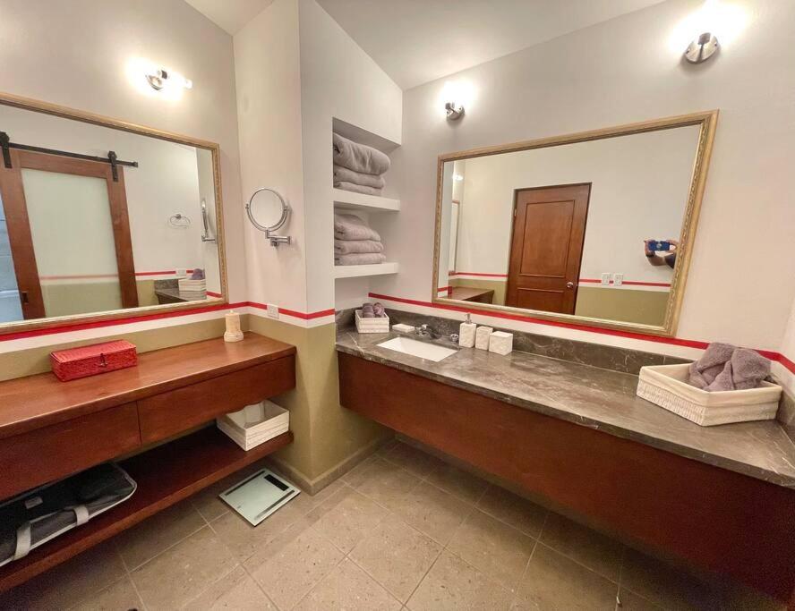Gorgeous Downtown 4BR House with Jacuzzi & Firepit photo 3