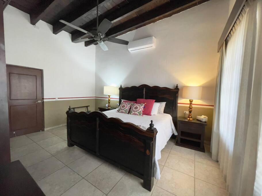 Gorgeous Downtown 4BR House with Jacuzzi & Firepit photo 4
