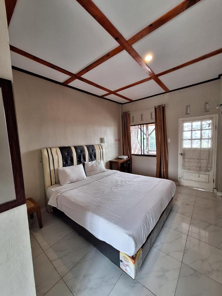 RON'S Guest House Berastagi